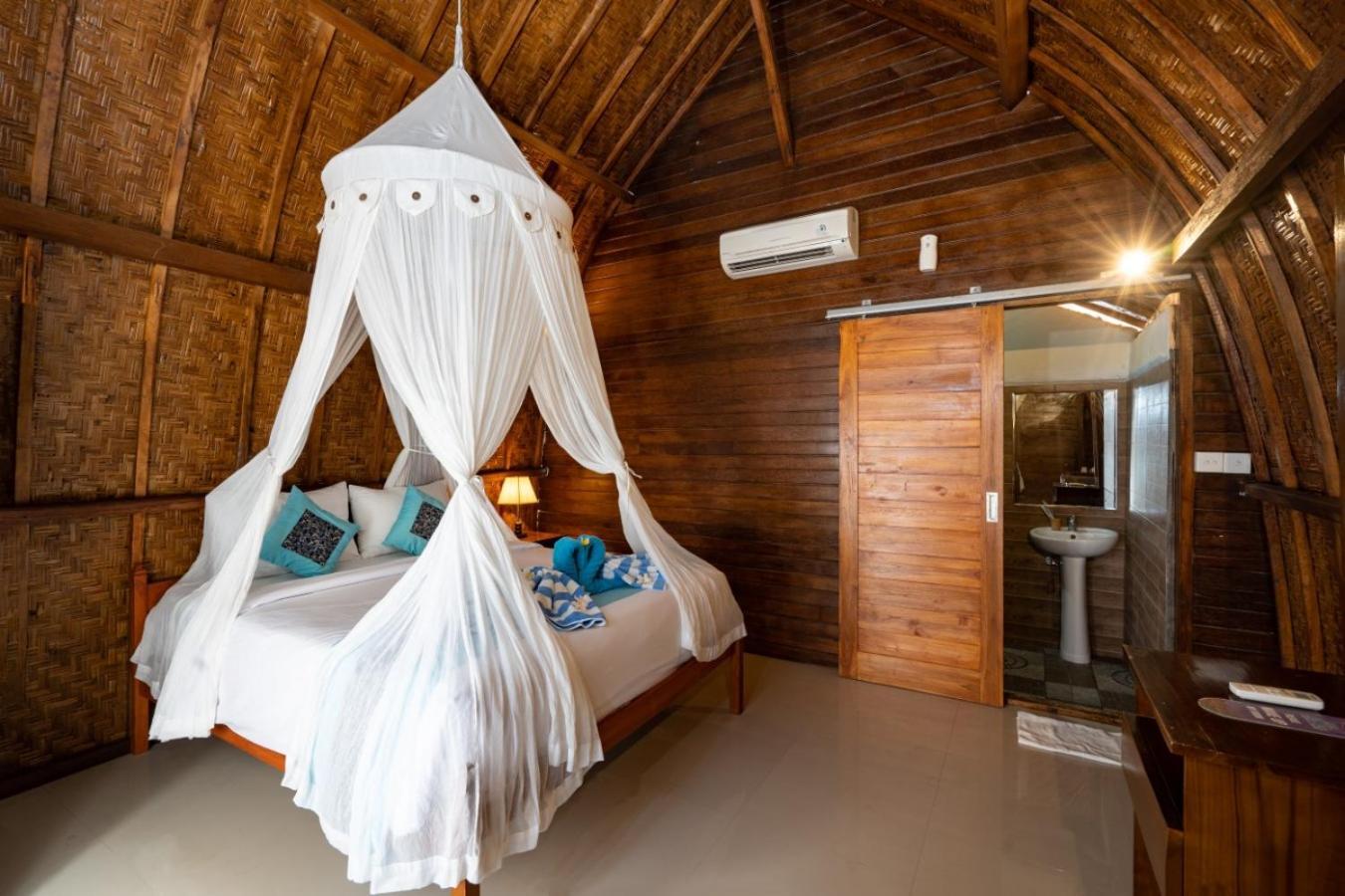 Sundi Ocean Bungalow By Abm Toyapakeh Экстерьер фото